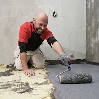 Et nytt lag tetningsmasse rulles ut over duken Et nytt lag tetningsmasse rulles ut over duken